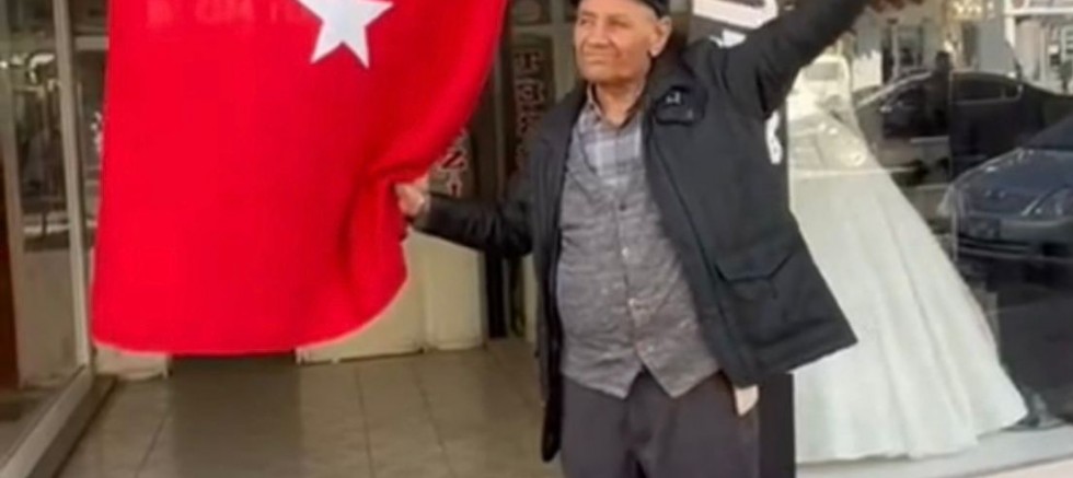 80 yaşındaki Bayram Ünlü’nün Cumhuriyet coşkusu duygulandırdı!