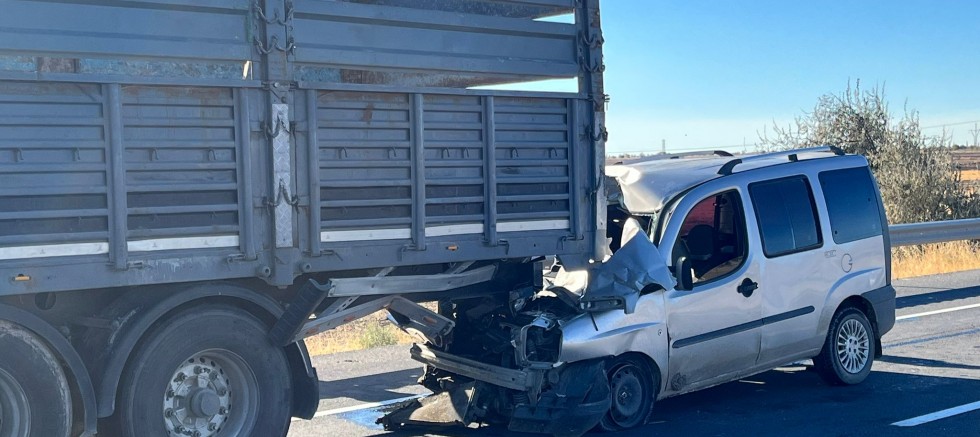 Hafif ticari araç tıra çarptı: 1 yaralı!