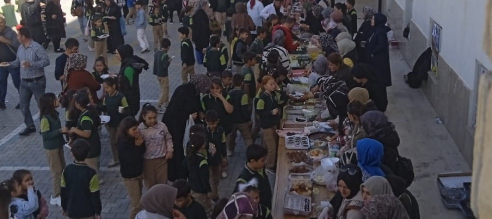 İlkokul öğrencilerinden Gazze’ye destek kermesi!