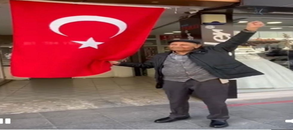 80 yaşındaki Bayram Ünlü’nün Cumhuriyet coşkusu duygulandırdı!