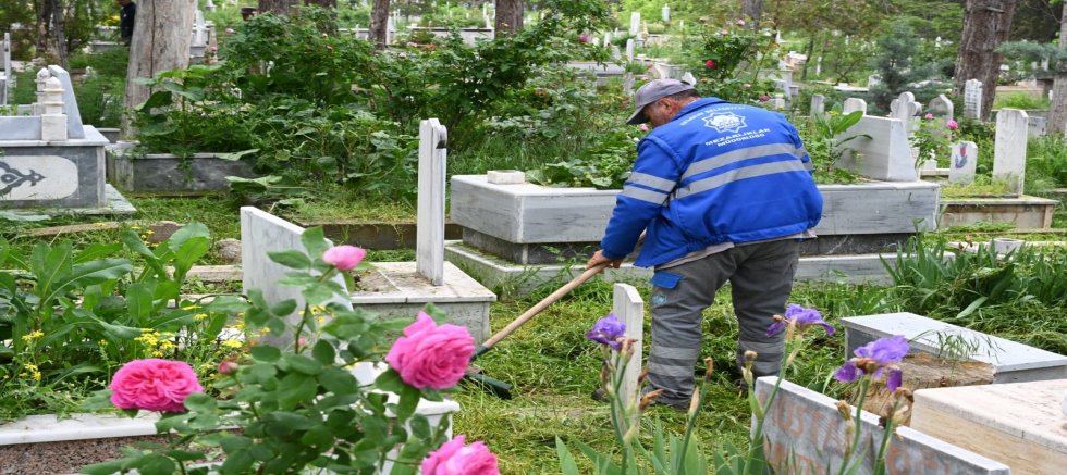 Aksaray'da kabristanlar bayrama hazırlandı!