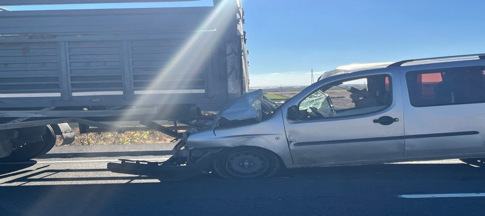 Hafif ticari araç tıra çarptı: 1 yaralı!