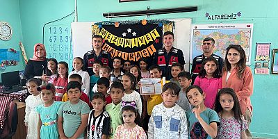  Jandarma, öğrencilerin heyecanına ortak oldu