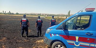 Kendisine ait tarlayı yakan çiftçiye jandarma baskını